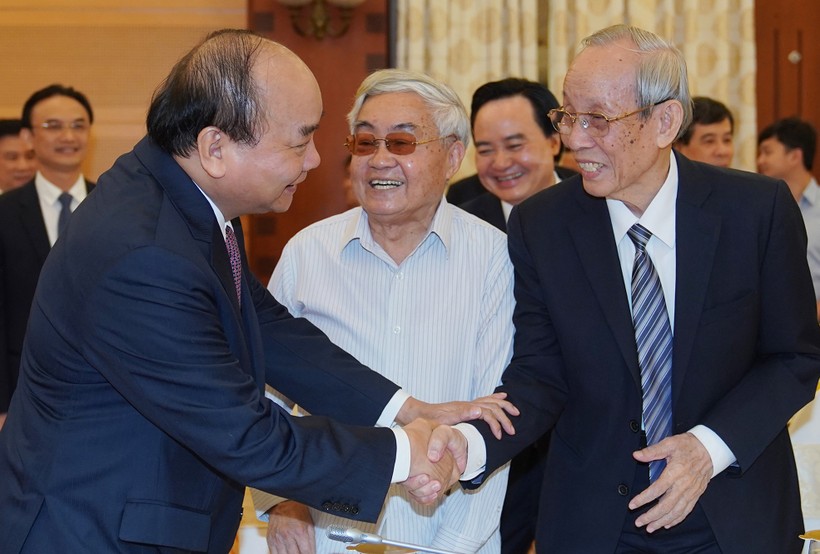 Thủ tướng Nguyễn Xuân Phúc trò chuyện với các đại biểu dự Hội nghị