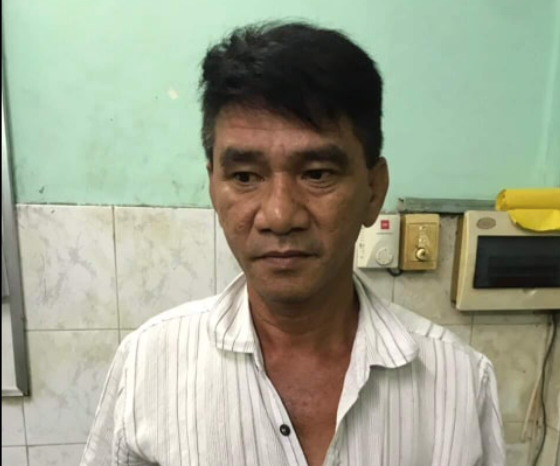 Phạm Văn Dũng (49 tuổi, ngụ Quận 4) tại Công an phường Bến Nghé.