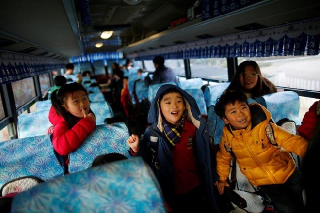 ​Hệ thống "phát hiện trẻ ngủ" của Hàn Quốc giúp hạn chế sự cố đáng tiếc vì trẻ ngủ quên, bị bỏ lại một mình trên xe buýt. Ảnh: Reuters.