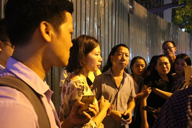 Bà Trần Thị Hồng Hạnh, Chủ tịch Hội đồng Trường Gateway đã xin lỗi gia đình anh Lê Văn Sơn tại Bệnh viện E tối 6/8