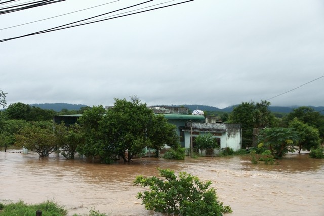Mưa lớn, nước dâng cao khiến nhà dân tại Đắk Lắk chìm trong biển nước. Ảnh: Trúc Hân.