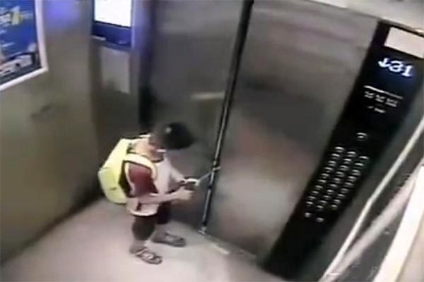 Hình ảnh bé trai được camera trong thang máy ghi lại. 