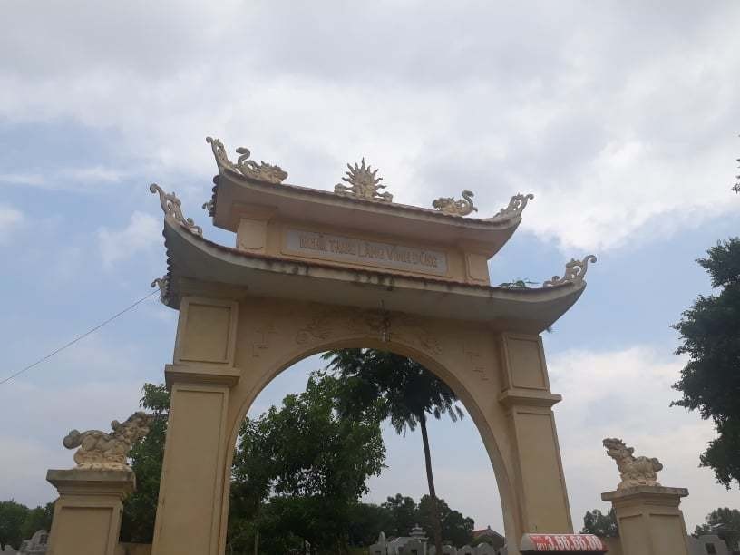 Cổng nghĩa trang làng Vĩnh Đông (TT Yên Lạc).