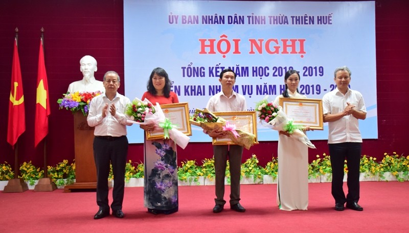 Ông Lê Trường Lưu, Bí thư tỉnh ủy Thừa Thiên Huế trao bằng khen của Bộ GD&DT dành cho ngành GD&ĐT Thừa Thiên Huế vì đã có thành tích xuất sắc về đổi mới sáng tạo, trong dạy và học năm học 2018 – 2019

