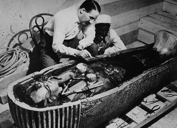 Thi hài của pharaoh Tutankhamun khi được tìm thấy trong lăng mộ.