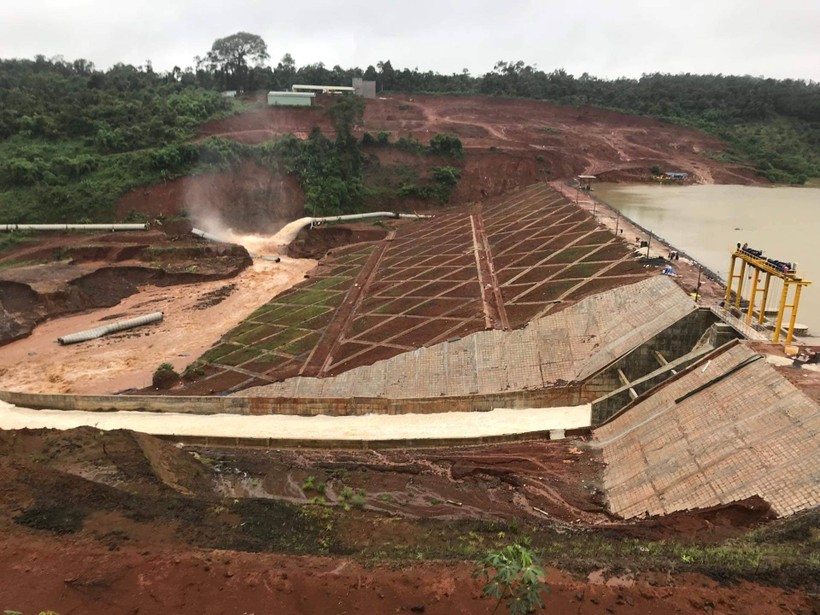 Đập thủy điện Đắk Kar trước nguy cơ bị vỡ.