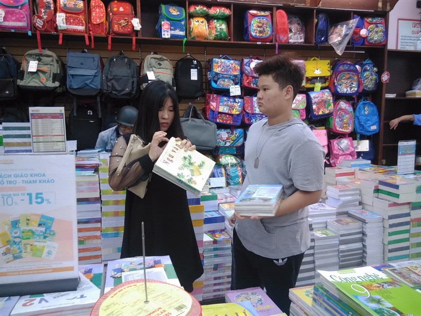 Phụ huynh và HS đến mua SGK tại cửa hàng sách FAHASA. Ảnh: TG