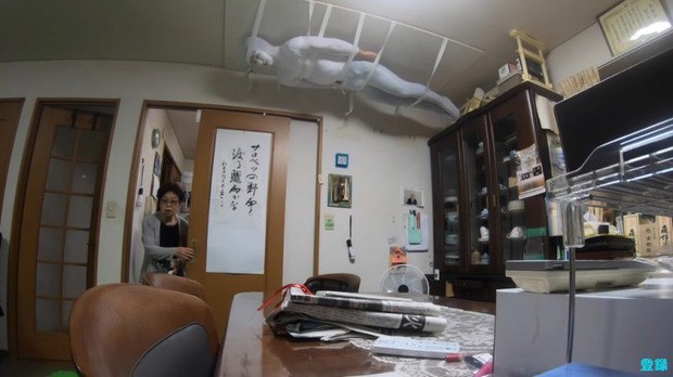 Sushi Ramen Riku giả xác ướp treo trên trần nhà để dọa bà nội.