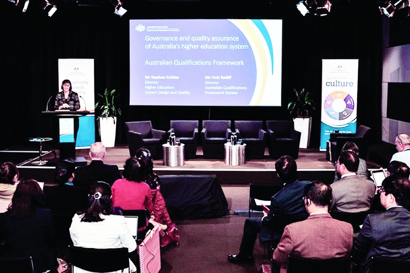 Các đại biểu tìm hiểu kinh nghiệm của Australia về quản trị và quản lý chất lượng GD ĐH – trụ sở Bộ GD - ĐT Liên bang Australia. Ảnh: Aus4Skills