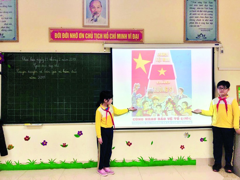  Học sinh Trường Tiểu học Nguyễn Du hào hứng với bài học về chủ quyền biển, đảo
