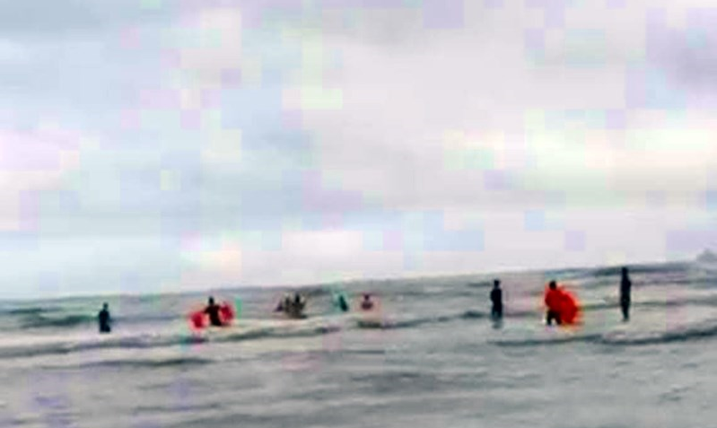 Lực lượng cứu hộ đang tìm kiếm các du khách tắm biển gặp nạn. 