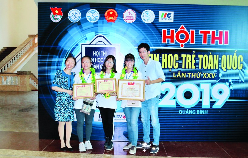Đại diện nhóm em Tăng Thanh Hà, Lương Bảo Ngọc và Nguyễn Trương Mai Phương, cùng với thầy giáo hướng dẫn và cô hiệu trưởng vinh dự khi nhận giải Nhì tại Hội thi Tin học trẻ toàn quốc lần thứ 25 năm 2019 tại Quảng Bình. 	Ảnh: NVCC.