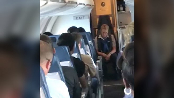 Tiếp viên Julianne March gục xuống gần như trong suốt chuyến bay. Ảnh chụp màn hình CNN.