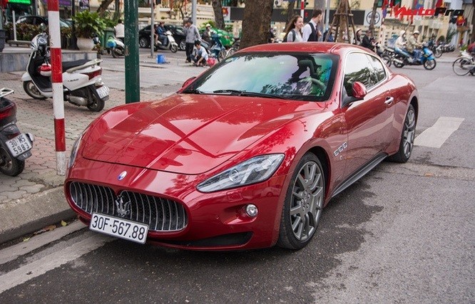 Chiếc Maserati GranTurismo đời cũ duy nhất tại Việt Nam được đưa về theo đường nhập khẩu chính hãng. Ngoài mang danh xe sang đắt tiền trên dưới 8 tỷ đồng, chiếc xe này còn gây chú ý khi đính kèm biển số tiến 5678 siêu đẹp. 