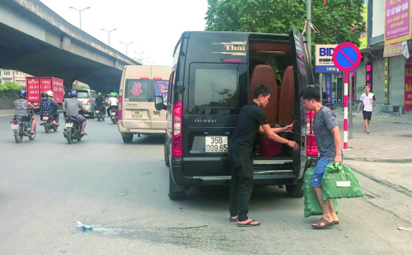 Xe Limousine của nhà xe Thái Long dừng đỗ, đón trả khách trên đường Nguyễn Xiển, Thanh Xuân, Hà Nội (Chụp ngày 29/4/2019). Ảnh: Tạ Tôn