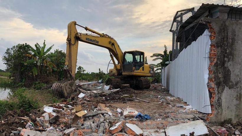 Máy cuốc tháo dỡ công trình, kiến trúc của Chủ tịch UBND tỉnh Cà Mau Nguyễn Tiến Hải từ ngày 23-26/8/2018.