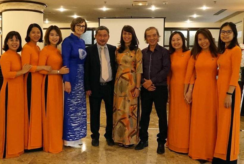 Bà Phạm Thị Thanh Tâm - Giám đốc điều hành REACH - cùng Tiến sĩ Phan Quốc Việt và các thành viên REACH