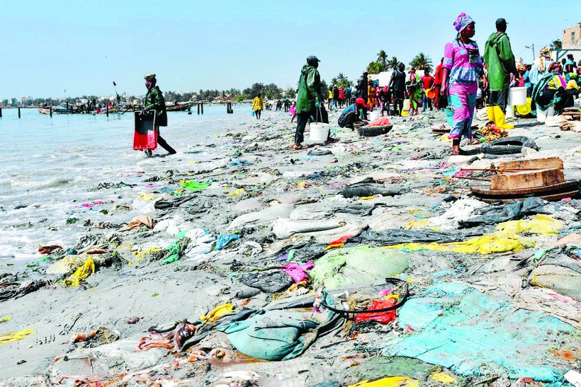 Rác thải nhựa trên một bãi biển của Indonesia. Ảnh: Straits Times