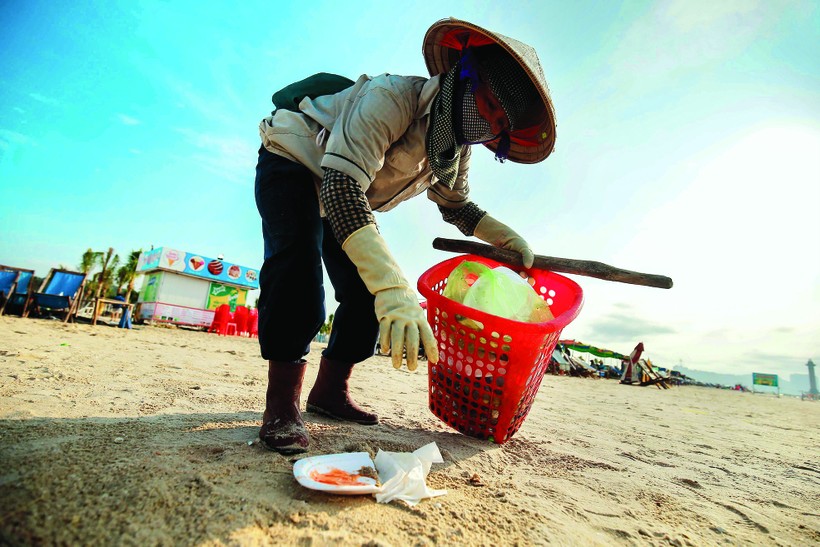 Công nhân vệ sinh dọn rác ở khu tắm biển Bãi Cháy - Hạ Long