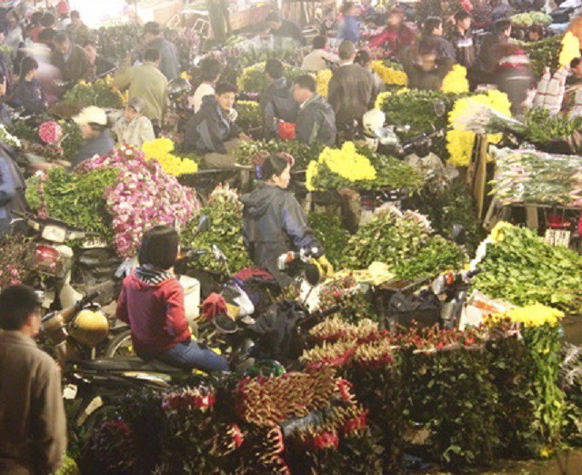 Hoa tươi về chợ hoa Quảng Bá giá tăng gấp 3 lần bình thường.