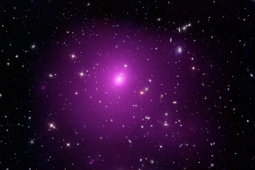 Một hố đen "lớn nhất từ trước đến nay" có thể nhìn thấy bằng kính thiên văn mới được phát hiện (Ảnh: Engadget).