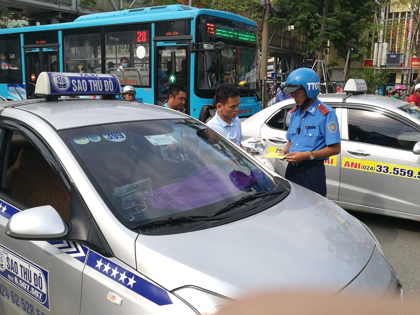 Lực lượng Thanh tra Giao thông xử phạt xe taxi dừng đón trả khách trước cổng Bệnh viện Bạch Mai