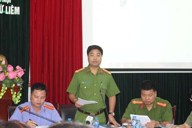 Trung tá Nguyễn Bình Ngọc, Phó Trưởng Công an quận Bắc Từ Liêm thông tin với báo chí