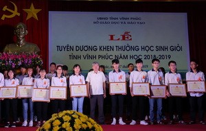 Ông Nguyễn Kim Khải - Tỉnh ủy viên, Phó Chủ tịch HĐND tỉnh khen thưởng các HSG quốc gia