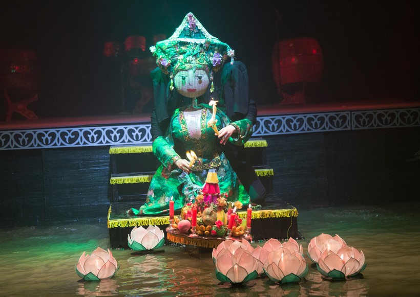 Tiết mục đặc sắc “Cô đôi Thượng ngàn” kết hợp giữa rối cạn và rối nước. Ảnh: Nhà hát múa rối Việt Nam.