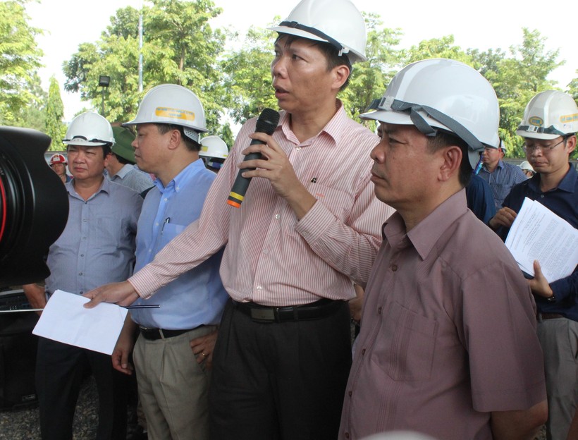 Bộ trưởng Nguyễn Văn Thể nghe chủ đầu tư báo cáo về tiến độ xây dựng cầu cạn Mai Dịch - Nam Thăng Long