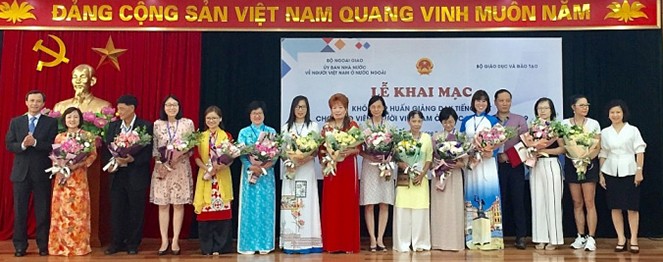 Đại diện Ban tổ chức tặng hoa các giáo viên, tình nguyện viên dạy tiếng Việt ở nước ngoài