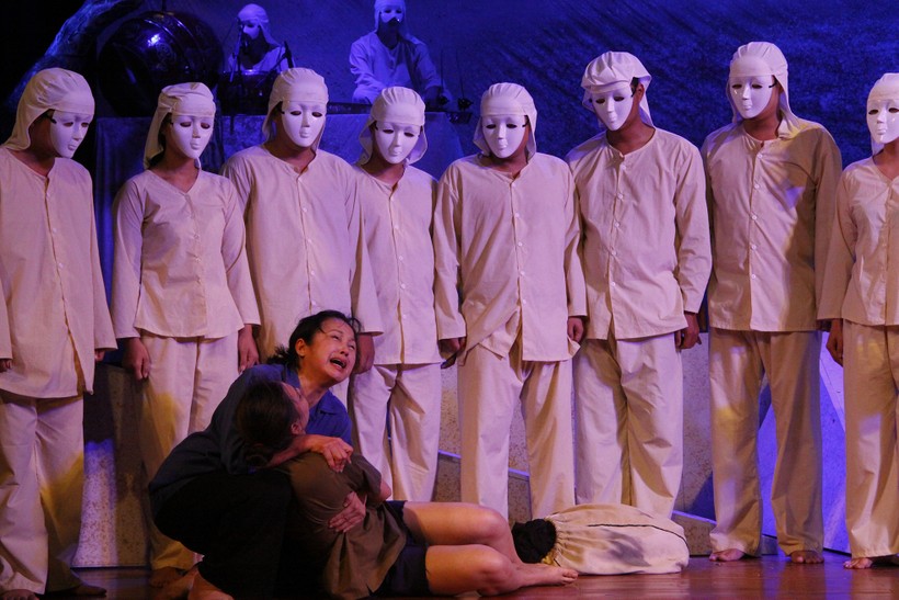 Vở kịch “Dưới cát là nước” của Nhà hát Kịch nói Quân đội giành Huy chương Vàng Liên hoan Sân khấu quốc tế thử nghiệm lần thứ 4. Ảnh: Bình Thanh.