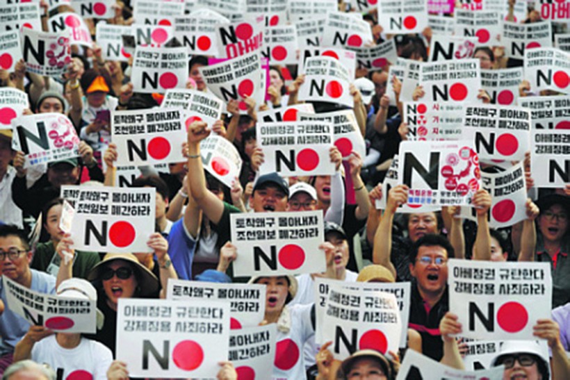 Biểu tình phản đối rầm rộ tại Đại sứ quán Nhật Bản ở Seoul. Ảnh: Reuters