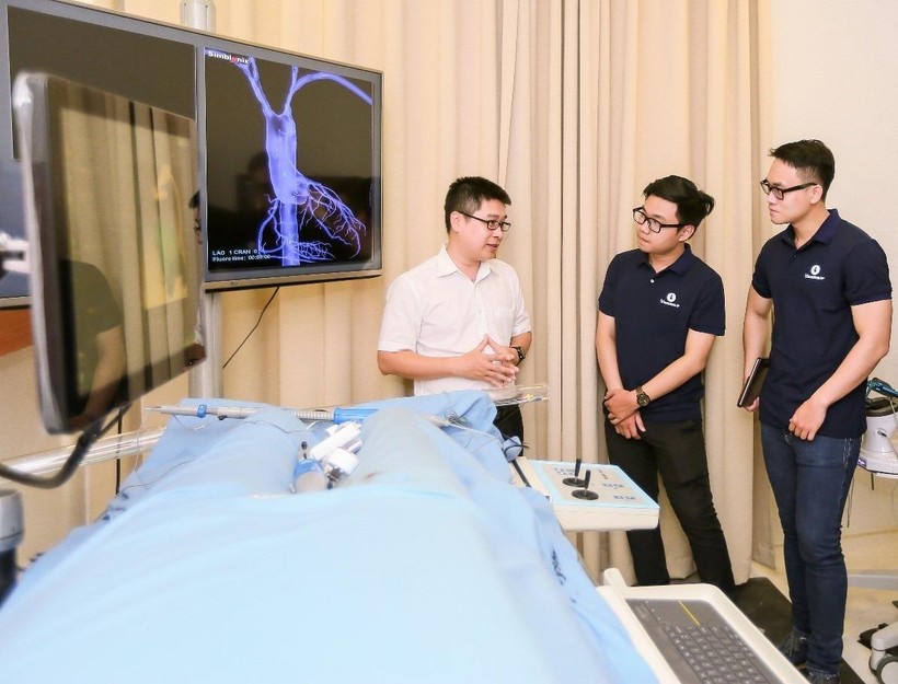 Hoàng Trung Thiên (đứng giữa) tại Trung tâm Mô phỏng Bệnh viện Vinmec - sẽ theo học Tiến sĩ Y sinh tại Đại học New South Wales, nằm trong top 50 ĐH hàng đầu thế giới với suất học bổng toàn phần từ Vingroup.