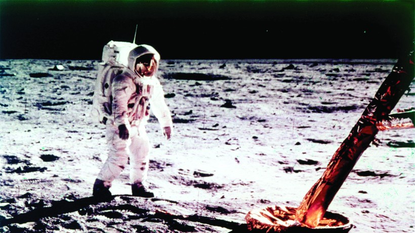 Chương trình Apollo đưa người lên Mặt trăng. 