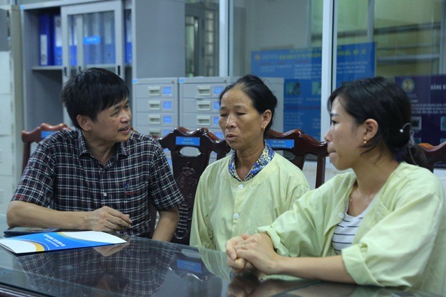 Ông Nguyễn Bá Minh - Vụ trưởng Vụ GDMN (Bộ GD&ĐT) chia sẻ, động viên các phụ huynh có trẻ bị bỏng tại bệnh viện. Ảnh: Việt Hà
