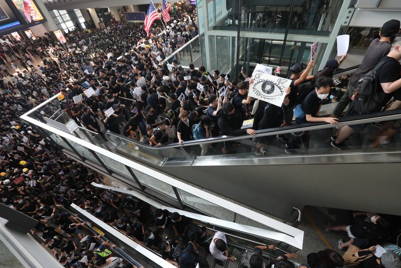Hàng nghìn người biểu tình ùa vào sân bay quốc tế tại Hồng Kông khiến hàng trăm chuyến bay bị hủy. Ảnh: South China Morning Post