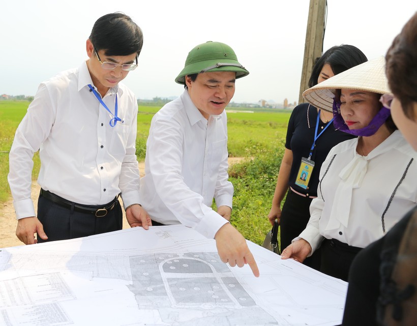Bộ trưởng Phùng Xuân Nhạ khảo sát khu vực quy hoạch mở rộng có diện tích 50ha của Trường Đại học Hạ Long tại Thành phố Uông Bí (tỉnh Quảng Ninh). Ảnh : Xuân Phú