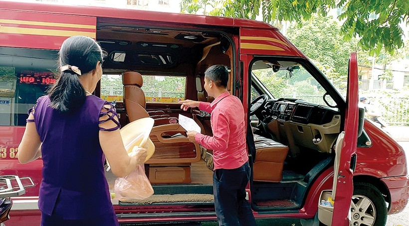 Xe Limousine Phúc Xuyên chạy tuyến Hà Nội - Quảng Ninh chuẩn bị đón khách trên đường Mạc Thái Tổ, quận Cầu Giấy, Hà Nội (Chụp sáng 30/7). Ảnh: Hữu Tuấn