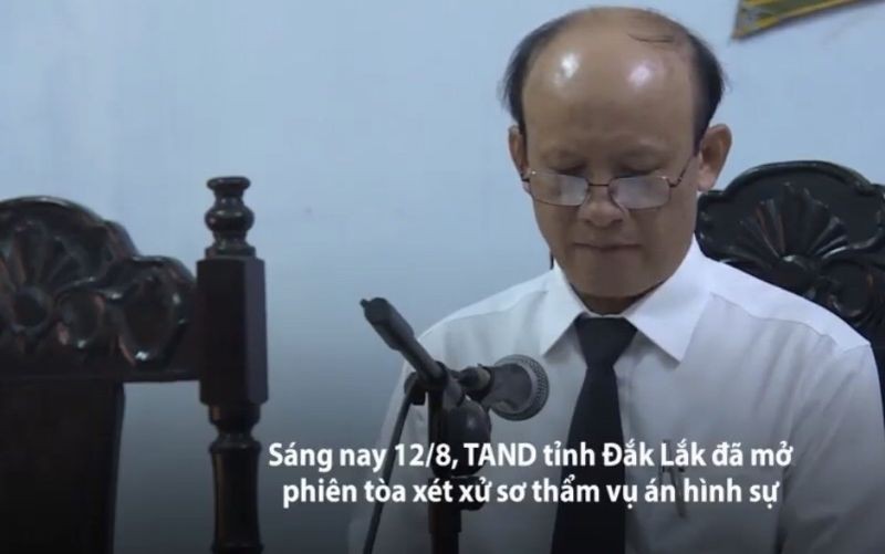 Hình ảnh ông Bằng làm chủ tọa xét xử vụ hiếp dâm tại Tòa án tỉnh Đắk Lắk xuất hiện trong một đoạn clip.
