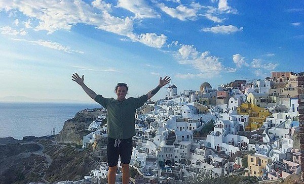 Chi hơn 200 triệu để cầu hôn bạn gái tại Santorini, Brendan bất ngờ khi bạn gái chia tay trước ngày trọng đại.