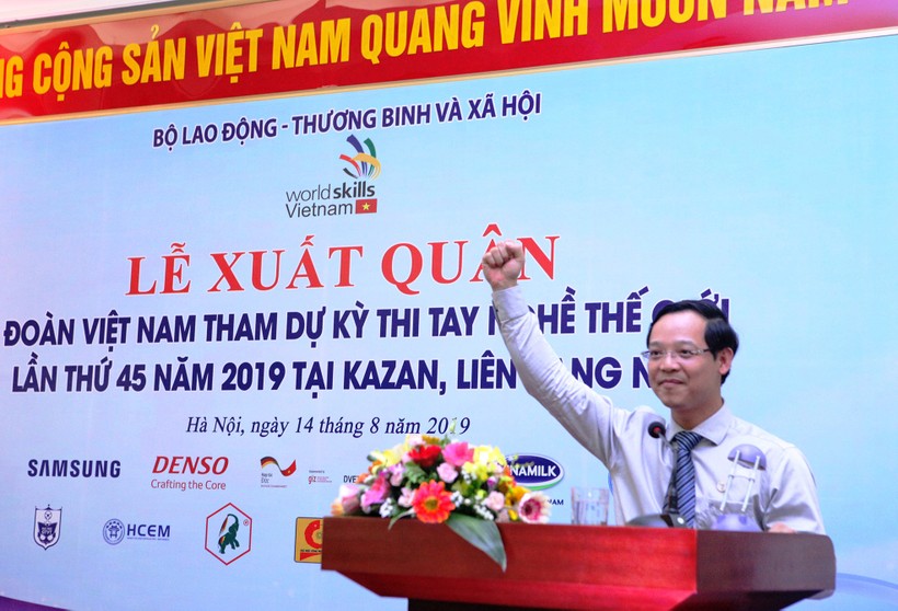 Ông Trương Anh Dũng thể hiện quyết tâm của đoàn Việt Nam tham dự Kỳ thi Tay nghề thế giới năm 2019.