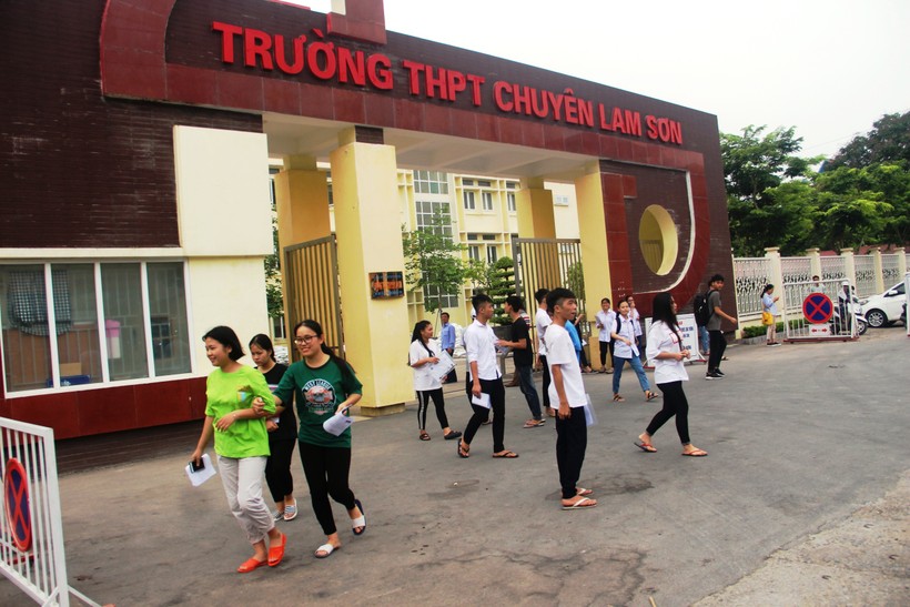 Trường THPT chuyên Lam Sơn gây ồn ào do thu nhiều khoản trái quy định. Ảnh: T.G