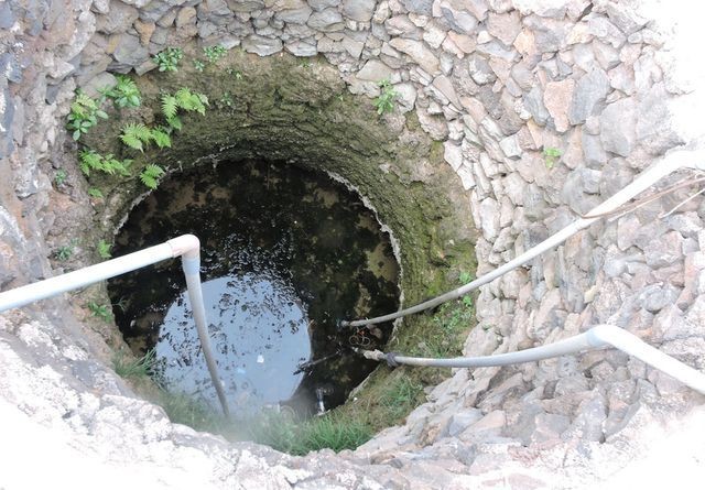 Số lượng giếng nước phục vụ tưới hành, tỏi phát triển quá nhanh khiến nguồn nước ngầm trên đảo cạn kiệt.