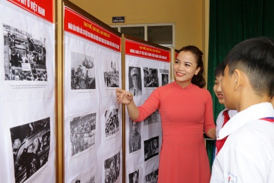 Cô -  trò Trường THCS Kim Liên tại triển lãm ngày hòa bình.	 Ảnh: T.G