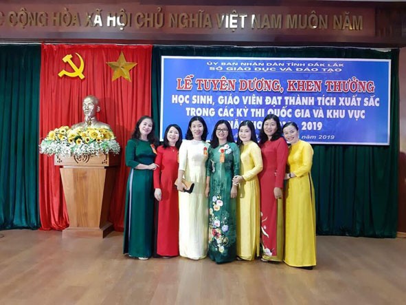 Cô Nguyễn Thị Tăng (bìa phải) và các đồng nghiệp.