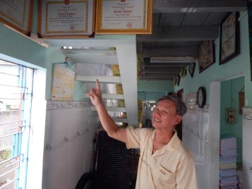 Những tấm bằng khen được treo khắp ngôi nhà cấp 4 của thầy Nguyễn Hữu Thuế. Ảnh: T.G
