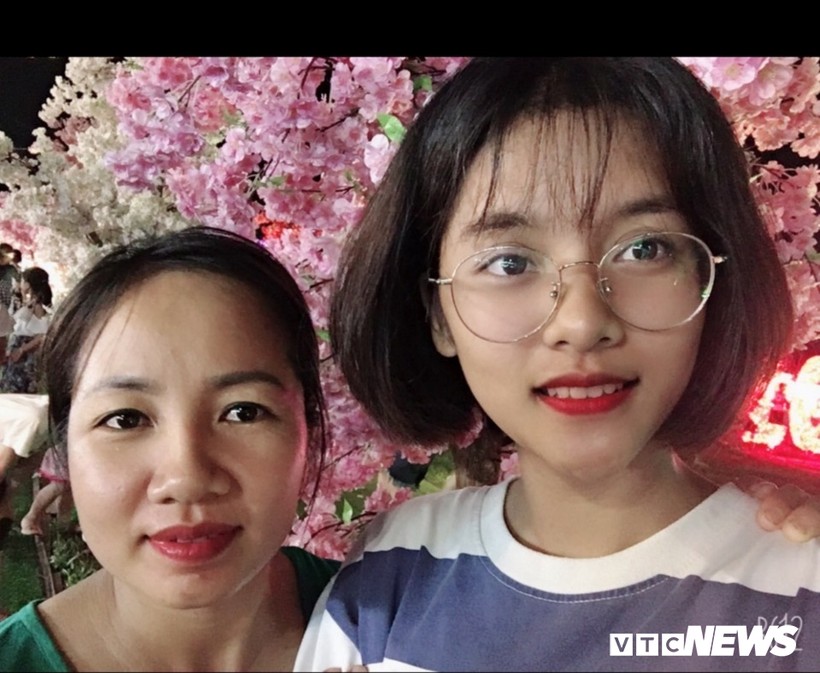 Nữ sinh xinh đẹp Nguyễn Thị Vân Anh (bìa phải).