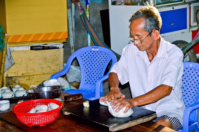 Gần 50 năm, ông Dương Hoàng Trung giữ cách làm bánh dân gian thủ công truyền thống. 	Ảnh: T.G