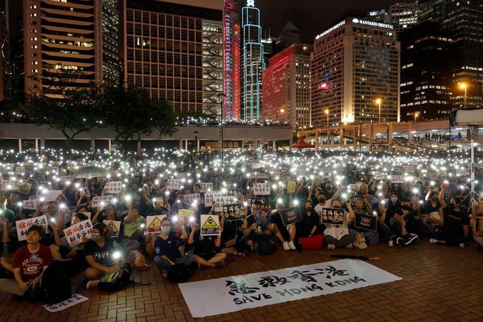 Hàng nghìn công chức Hồng Kông xuống đường biểu tình vào đêm 2/8.